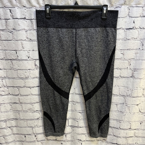 FABLETICS Women Cropped Capri Tight Leggings Seamless Black Gray Med/Large - Picture 1 of 10